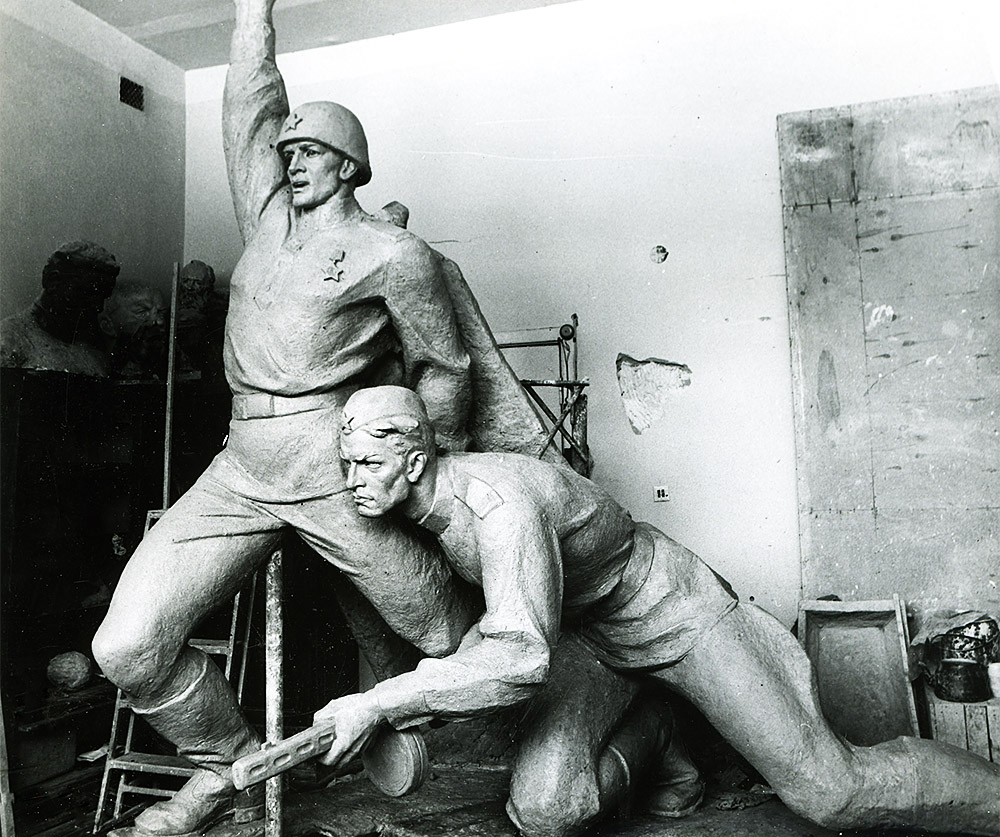 Композиція «В атаку!». 1950-і рр. Гіпс тонований